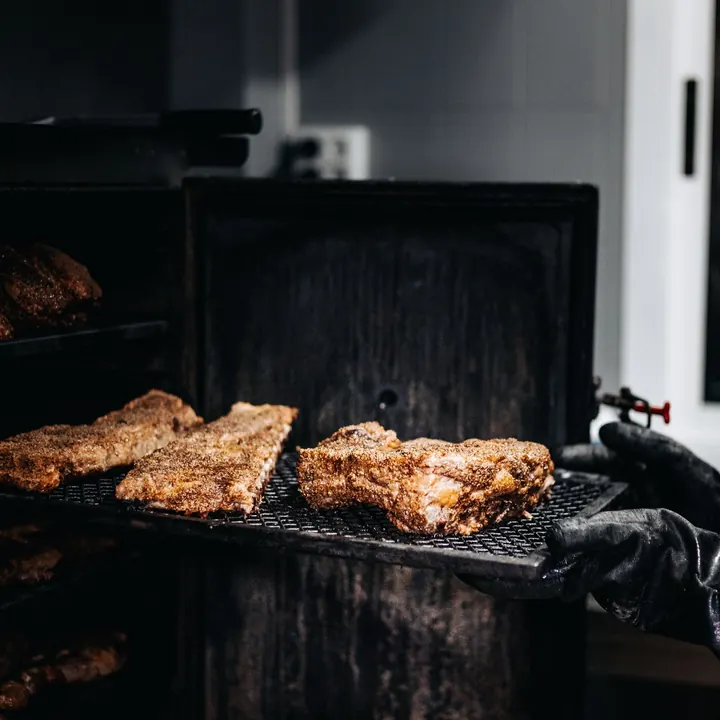 Carnes en el ahumador